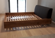 Moderni medinė lova su minkštu galvūgalių